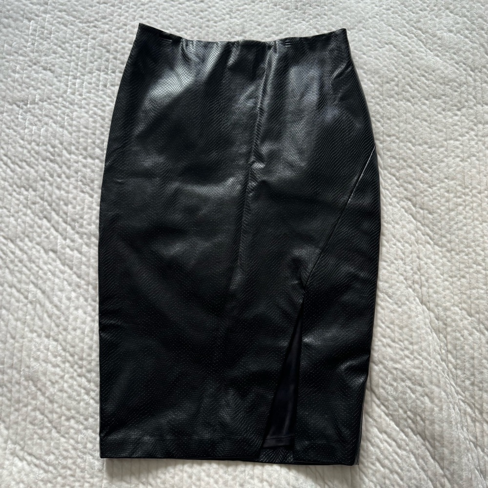 NWT Express high waisted crocodile embossed pencil skirt Size 2